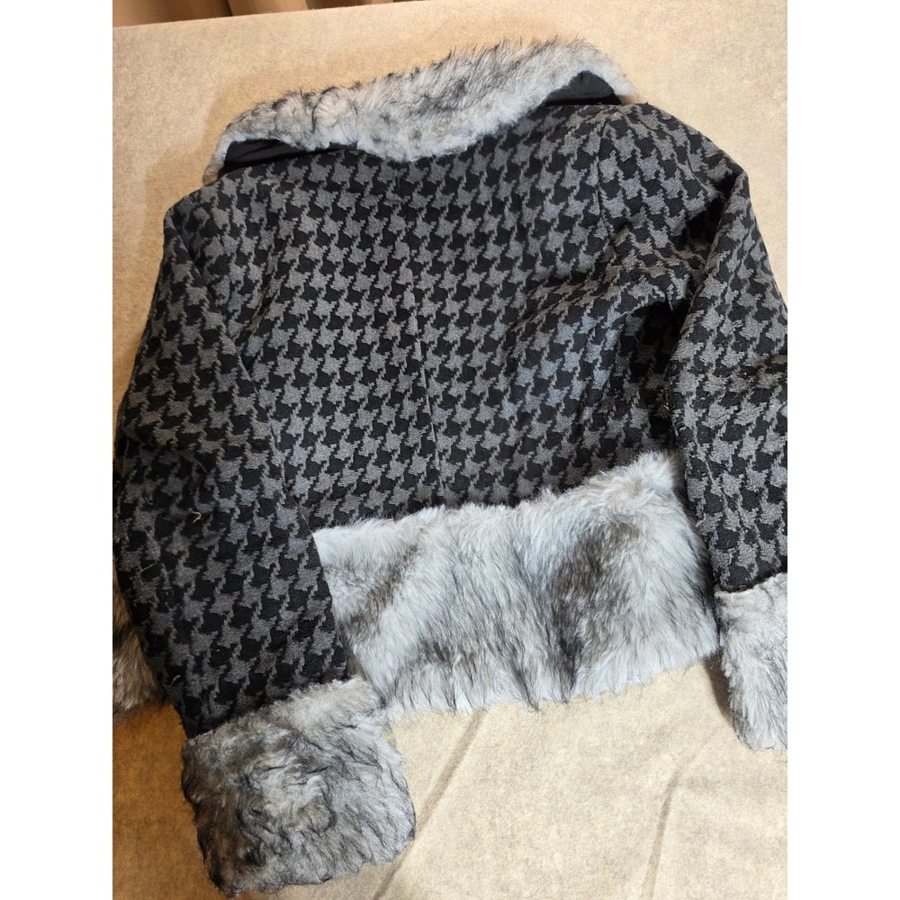 This is a Judy Blue women's‎ faux fur houndstooth jacket, size Medium. - Picture 2 of 7